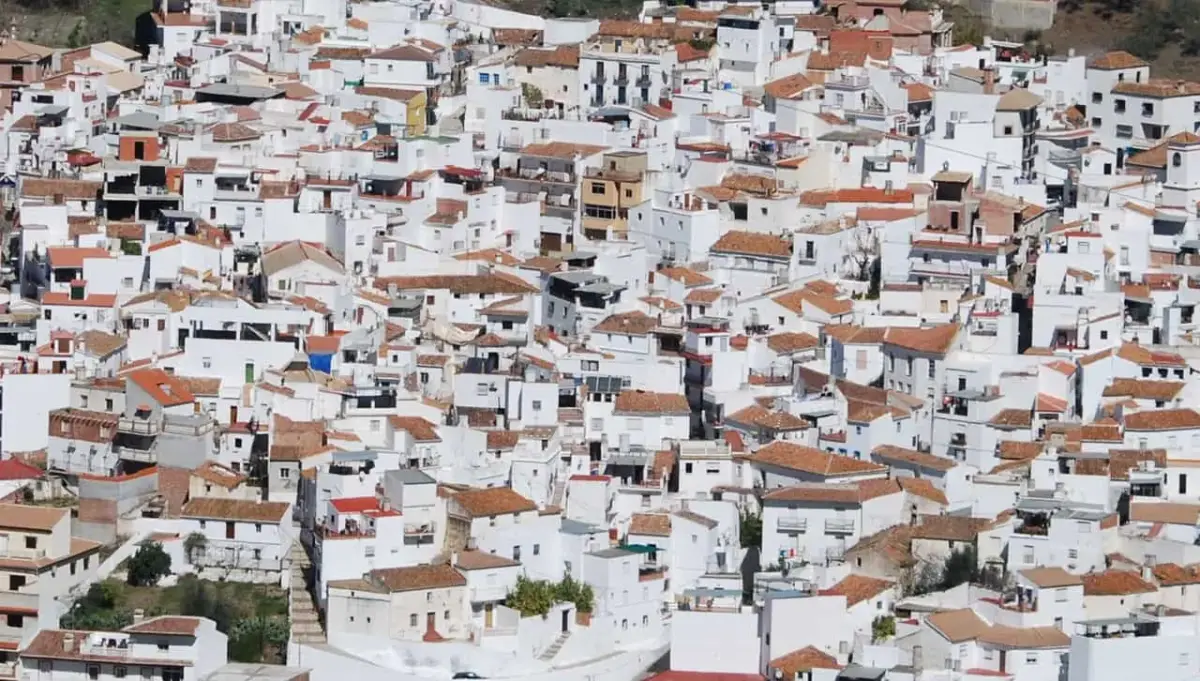 Explora el Encanto de Arenas, Málaga