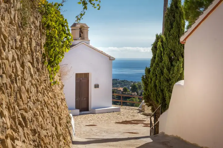 Explora el Encantador Pueblo de Benissa, España
